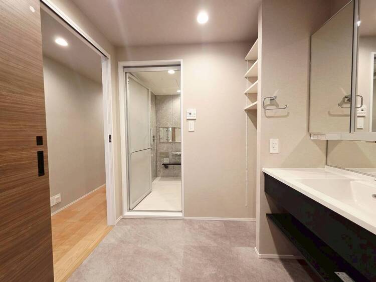 キッチン 【脱衣所】十分な広さの脱衣所。