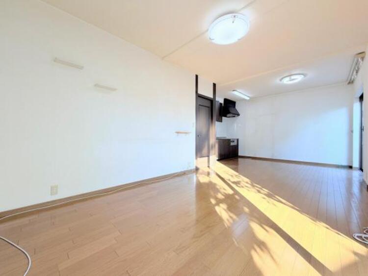 居間 ●〇家族と過ごすひと時を溢れる光が優しく包み込むリビングダイニング。家族とともに、心穏やかに過ごすひととき。家族との時間、自分の時間を大切にできる空間がここにあります。LDKで過ごす時間は大事ですね● 