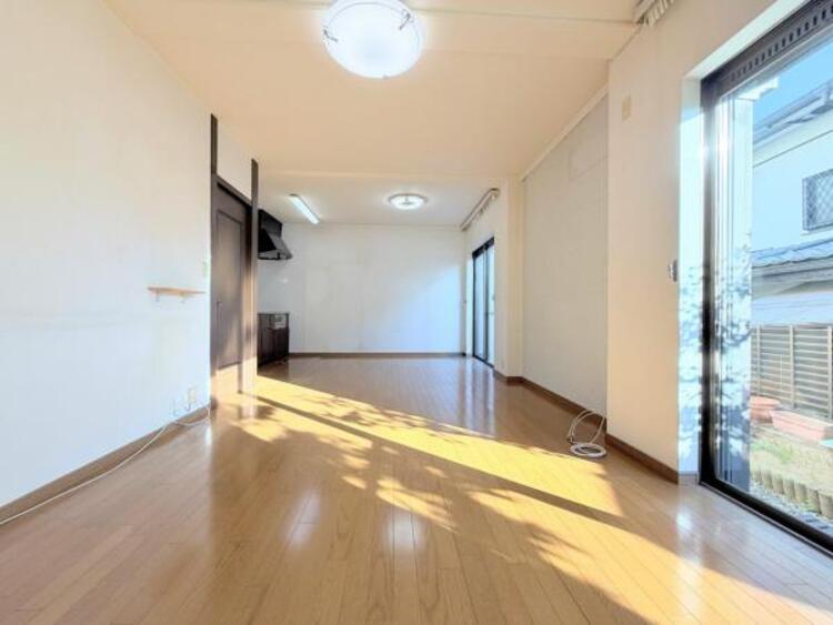 居間 ●〇オープンでのびやかな空間を生み出す、こだわりの広がりとゆとり。家族と過ごす時間を大切にしたい方にぴったりの明るくゆとりある住空間です。南側の窓からの日差しがリビングの中までしっかりと届きます　〇● 