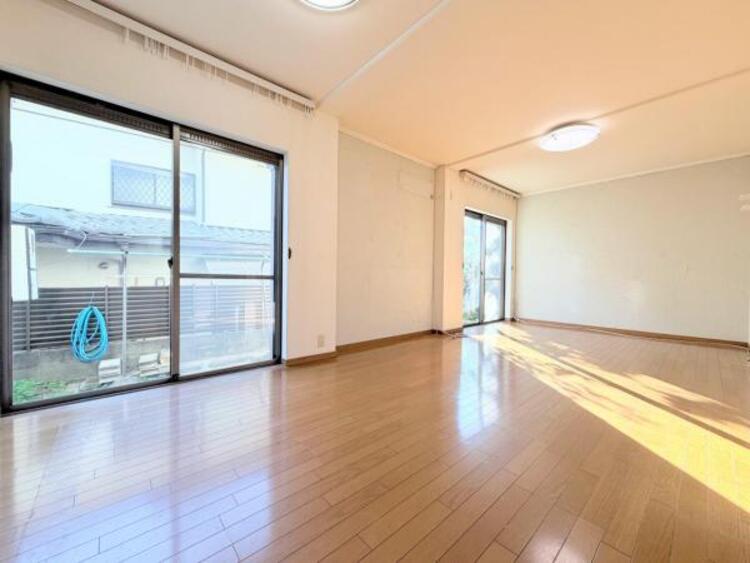 居間 ●〇家族の思いを抱きながら、平和であることに感謝したくなる悠久の時。あたかかく感じるのは、陽当りだけではなかった！広く和やかに暮らせる空間と家族の存在が胸にジーンと響きわたる。理想の住まいがここに〇● 