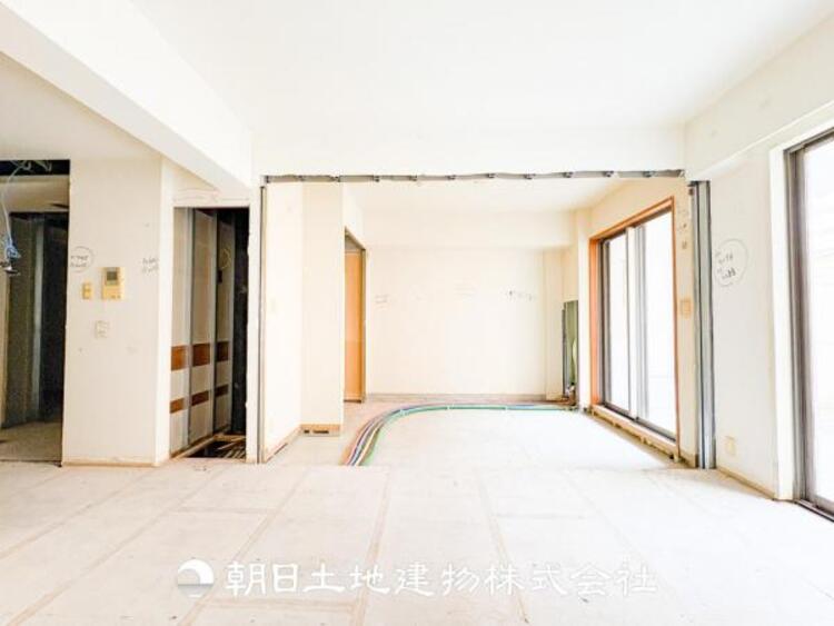 居間 大切なご家族、招いた友人と過ごすひと時を溢れる光が優しく包み込む空間。