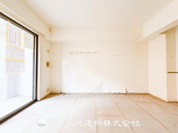 居間 家族や友人との時間など、１番多くの時間を過ごす空間だからこそ落ち着いた空間になります。