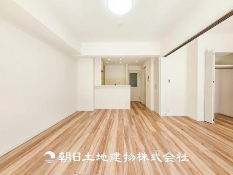 居間 【リビング】リビングには潤沢な太陽が降り注ぎ、爽やかな住空間を演出しました。