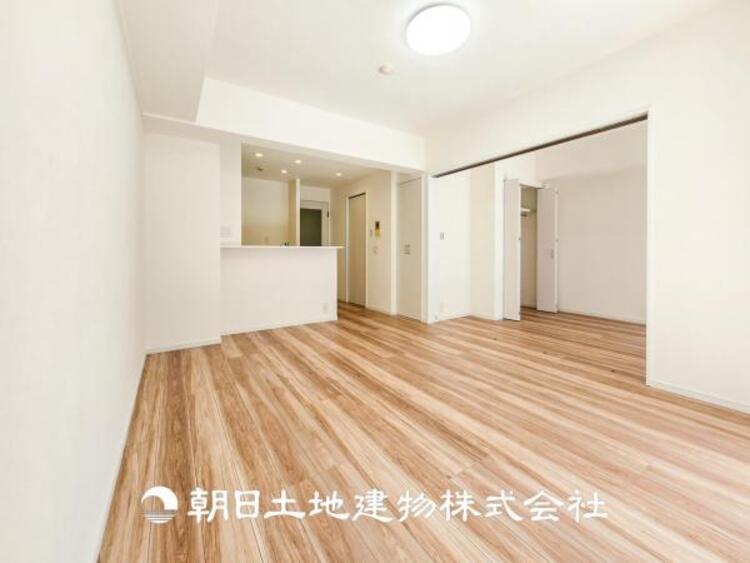 居間 【リビング】大切なご家族、招いた友人と過ごすひと時を溢れる光が優しく包み込む空間。