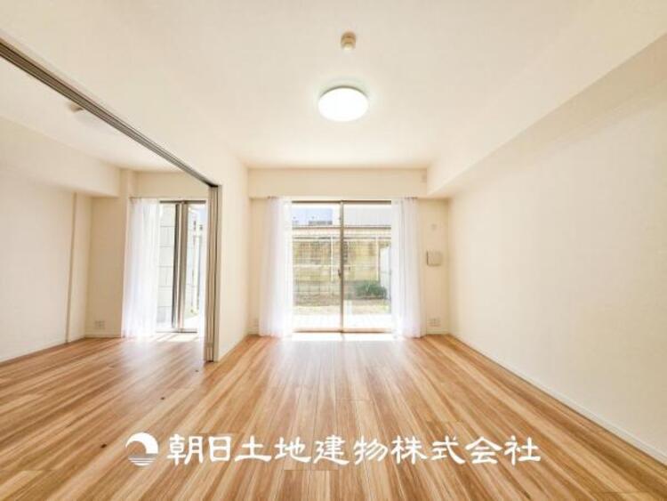 居間 【リビング】家族や友人との時間など、１番多くの時間を過ごす空間だからこそ落ち着いた空間になります。