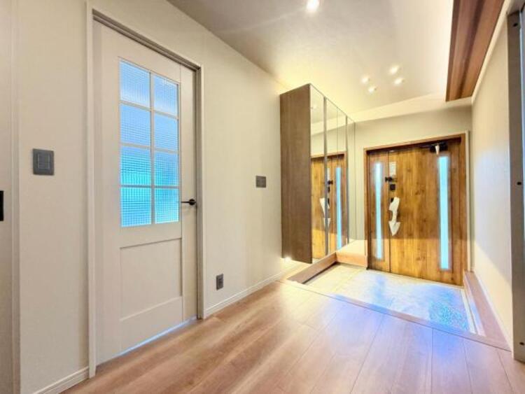 その他 ●〇お客様を迎える玄関は落ち着いた雰囲気。帰る度に洗練されたテイストの空間に迎えられ誇りと喜びを感じる玄関まわりです。そんな安らぎに満ちた生活空間を予感させる生活イメージが湧き出てきそうな物件です〇● 