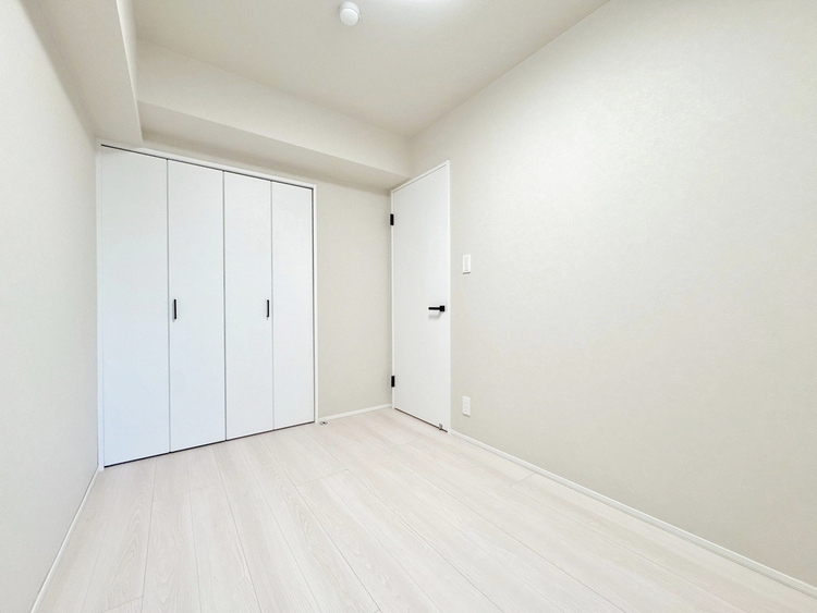 寝室 ベッドも十分に設置するスペースがあります。