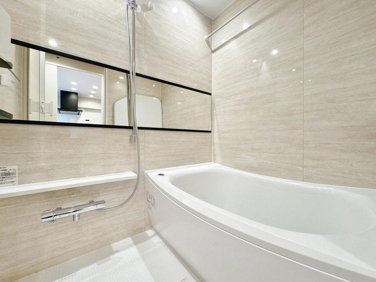 風呂 一日の疲れを癒すバスルームは、心地よいリラックスを叶える清潔感溢れる空間です。