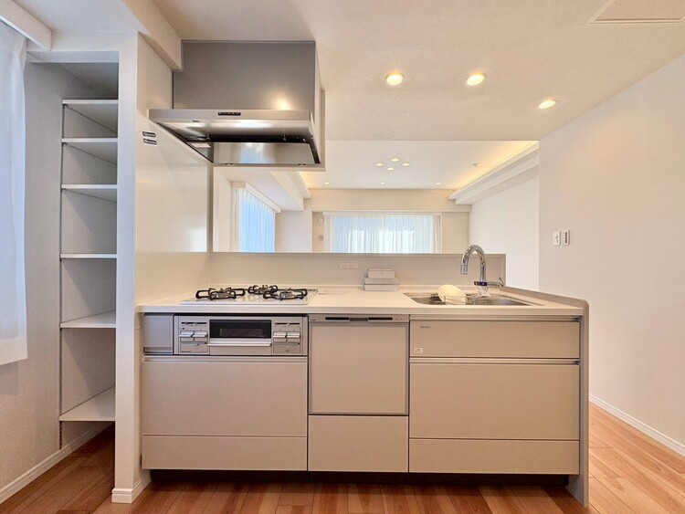 キッチン スマートな意匠と充実の機能を備えたキッチンが、暮らしにおいしい彩りを添えます。