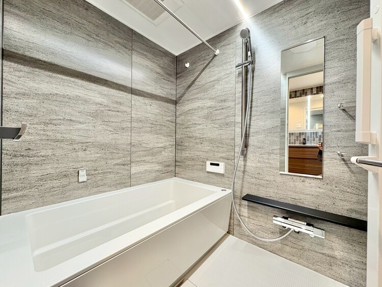 風呂 一日の疲れを癒すバスルームは、心地よいリラックスを叶える清潔感溢れる空間です。