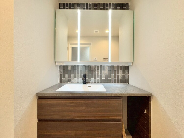 洗面 何かと物が増える場所だからこそ、スッキリと見映えの良い空間に。