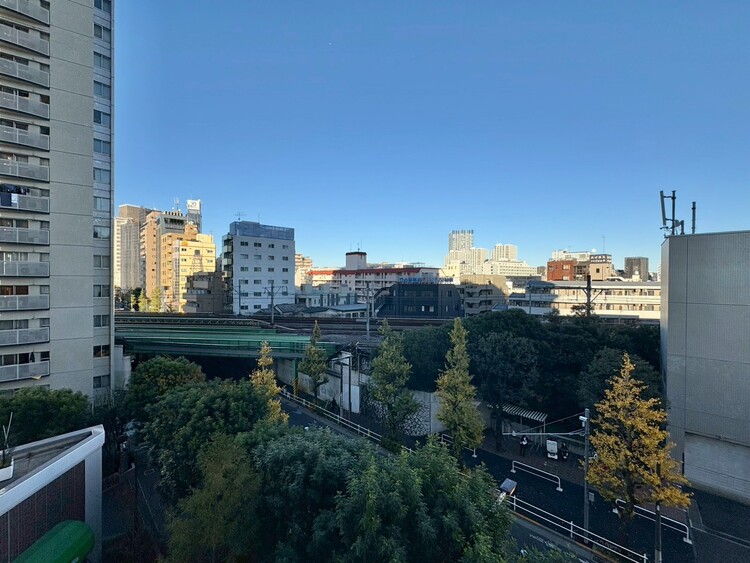 バルコニー 窓を開けると広がる青空。心をリフレッシュして日々を過ごしていきましょう。