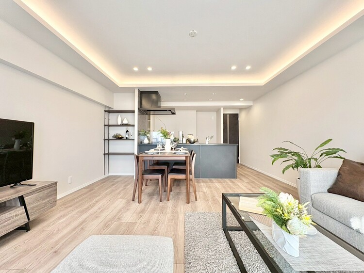 居間 忙しく過ぎゆく日常を置き去るほど、ゆったりした時間が流れるリビング。