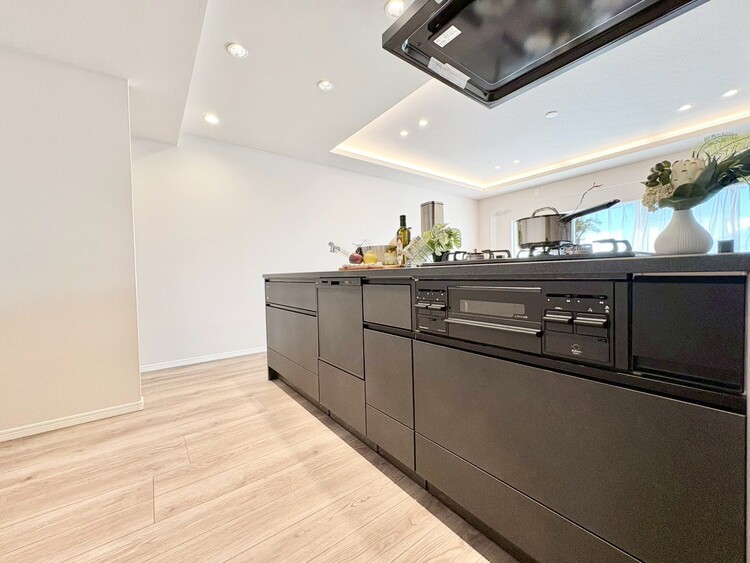 キッチン スマートな意匠と充実の機能を備えたキッチンが、暮らしにおいしい彩りを添えます。