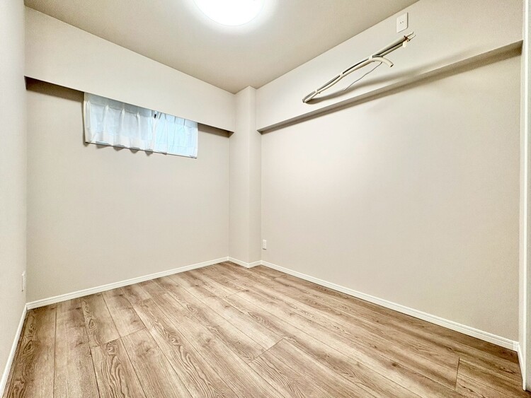 寝室 ベッドも十分に設置するスペースがあります。