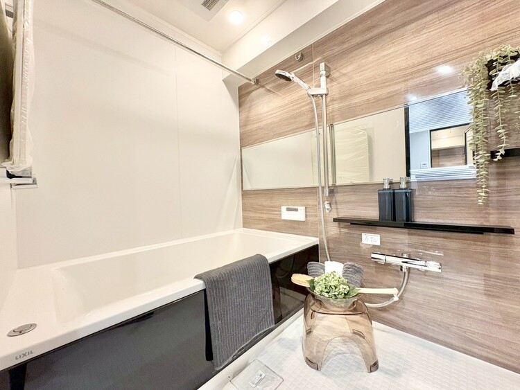 風呂 一日の疲れを癒すバスルームは、心地よいリラックスを叶える清潔感溢れる空間です。