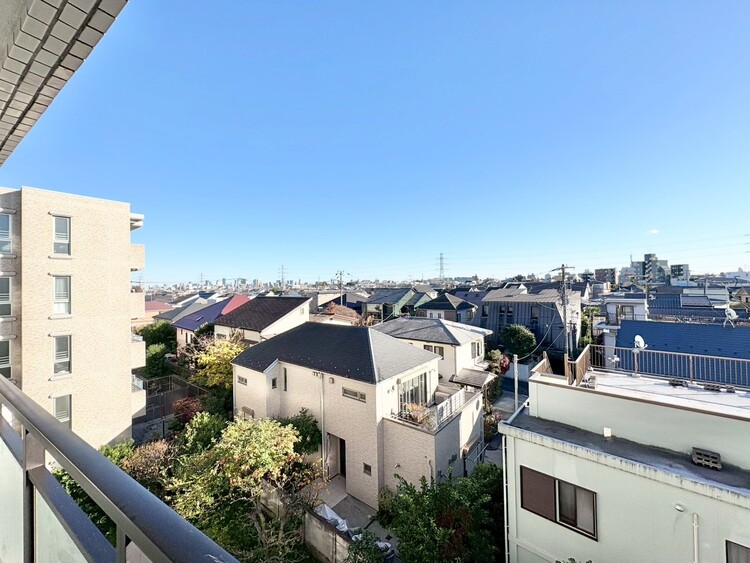 バルコニー 窓を開けると広がる青空。心をリフレッシュして日々を過ごしていきましょう。