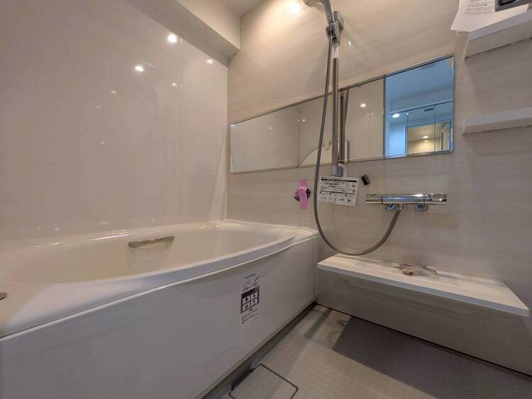 風呂 一日の疲れを癒すバスルームは、心地よいリラックスを叶える清潔感溢れる空間です。