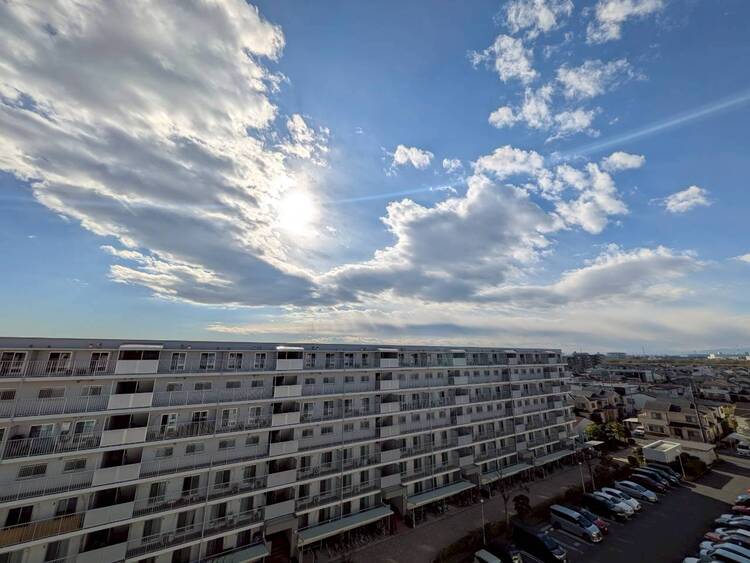 バルコニー 窓を開けると広がる青空。心をリフレッシュして日々を過ごしていきましょう。