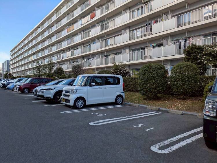 駐車場 本物件の駐車スペースです。車種制限のある場合もございますので、お気軽にお問い合わせくださいませ。