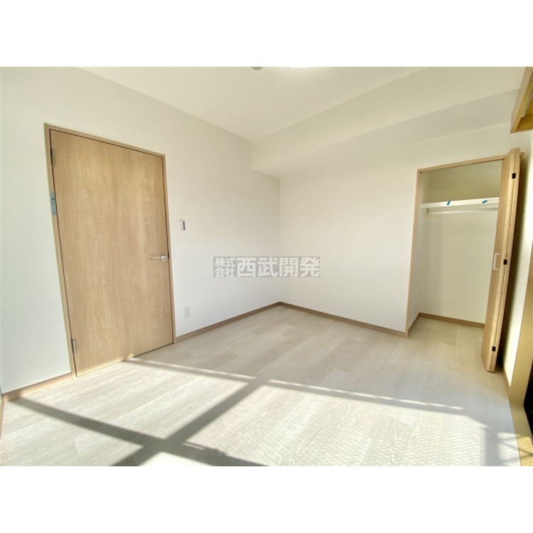 内装 洋服などをすべて収納して室内空間は広々快適