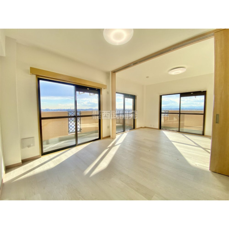 居間 柔らかな光が射し込む家族団らんのＤＫ