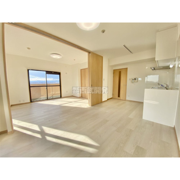 居間 8.9帖のＤＫは家族みんなの快適空間です。お食事したりおしゃべりしたり、家族の絆を育むセントラルスペースです。