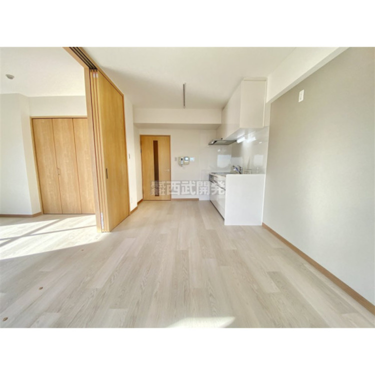 居間 洋室と続いているDK。