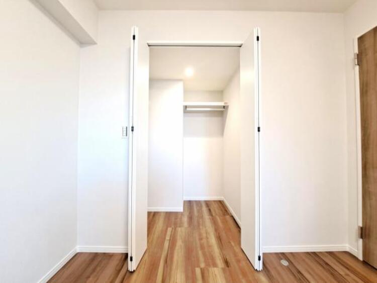 収納 ウォークインクローゼットには普段使わない季節用品やトランクなど、大きなものもラクラク収納できます。