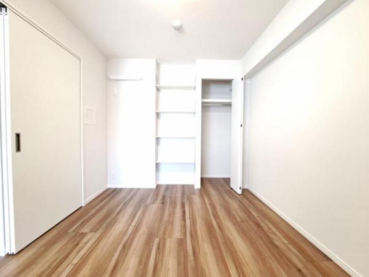 収納 クローゼットには棚やハンガーパイプが備えられているので、大切なお洋服にしわを付けずにそのまましまうことが出来ます。