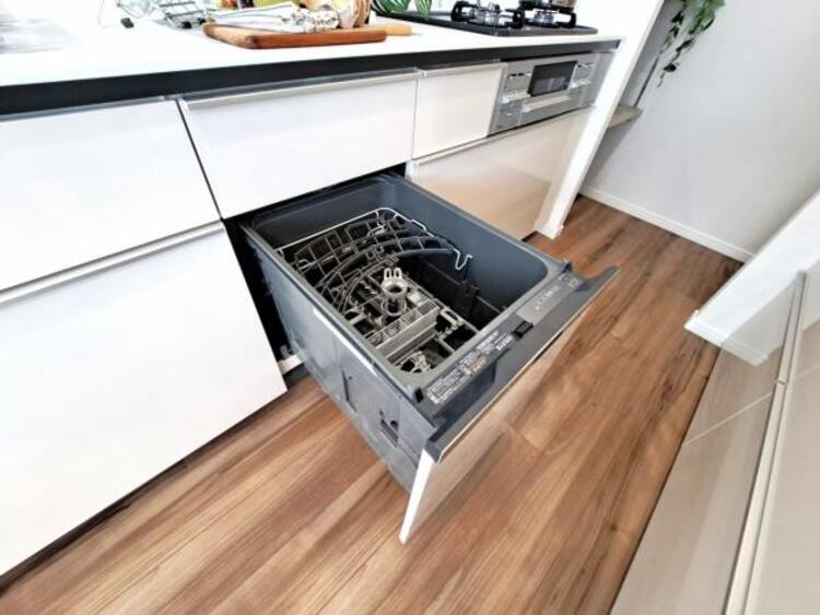 設備 食器洗浄乾燥機を標準装備。作動中は他の家事を並行して進めることができ、家事の時短と負担軽減につながります。高温、高圧水流で洗浄するため、除菌・消臭効果が期待でき、衛生面での安心感が高まります。また、手荒れの心配もなくなります。