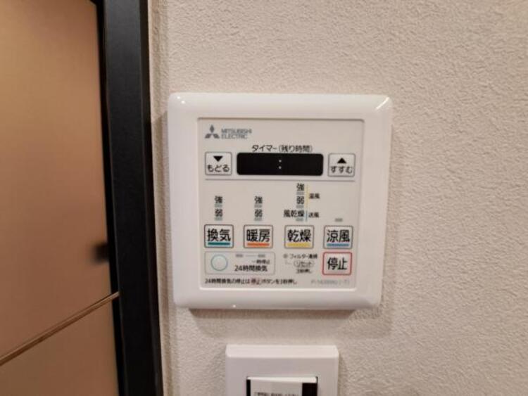 設備 浴室には浴室換気乾燥機を設置。雨天時も洗濯物を干すことができます。さらに冬場は脱衣所や浴室の暖房代わりとなり、ヒートショックなどの抑制が期待できます。