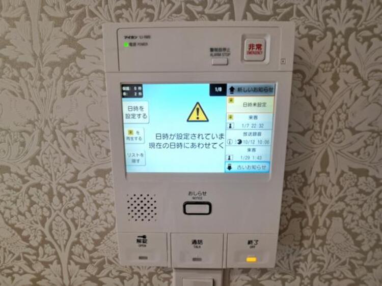 設備 来訪者を鮮明な画像で確認できるTVモニター付インターホン。夜間や天候の悪い日もしっかりとチェック。特に奥様やお子様だけでの在宅が多いご家族は必需品です。録画機能付きなら後からも確認できます。