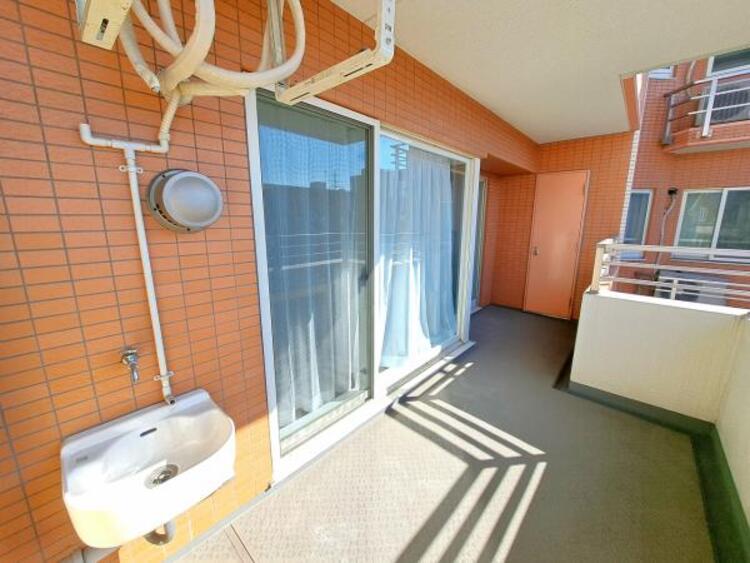 バルコニー 使い易いバルコニー。やわらかな陽射し・心地よい風。どこまでも広がる空の下、限りない開放感を味わえる空間です。（水栓もあります）