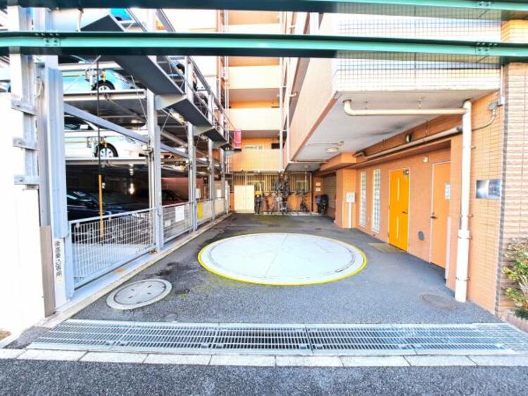 駐車場 敷地内に設けられた駐車スペース。