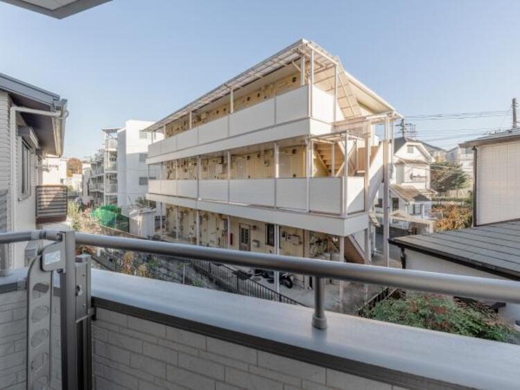 その他 風の通り道。舞い込んでくる風が優しく躍り、室内に爽やかな空気を運んでくる。そこに季節の息吹を感じて、いまがどんな季節なのかを実感する。