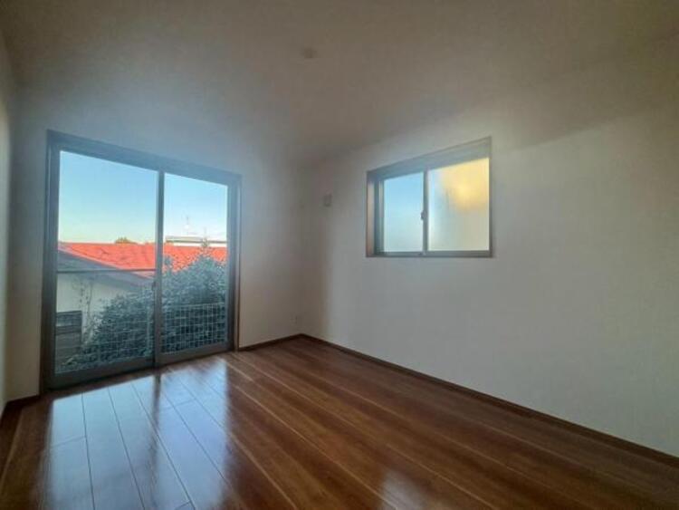 内装 窓からたっぷりと陽光が注がれる、明るく快適なプライベート空間となっています。