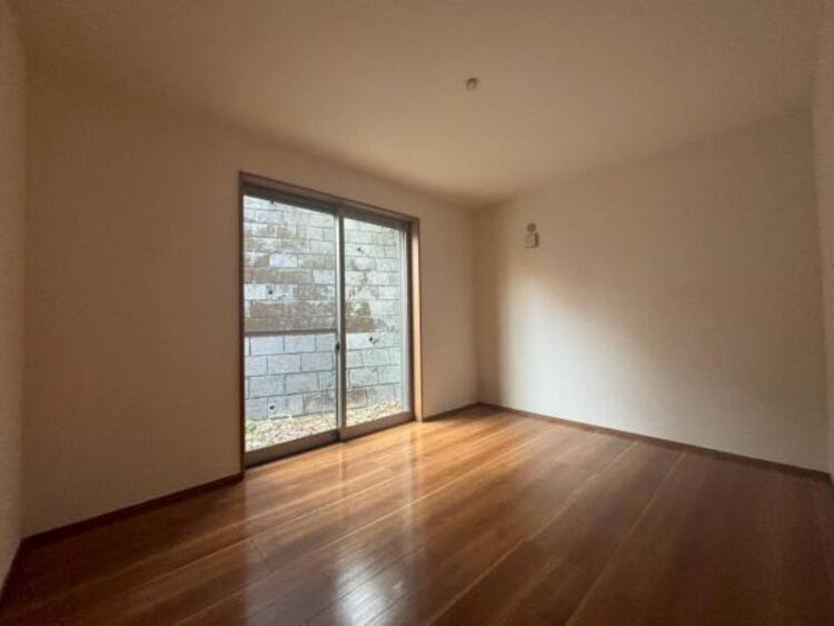 内装 窓から注がれる光で家族とのコミュニケーションも明るくなりそうな居室です。