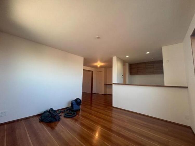 居間 ここにはみんなが集い、食事と楽しい会話が始まる。そんな束の間の幸せを感じさせてくれる場所です。