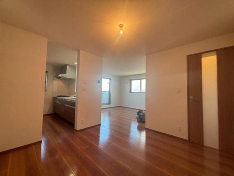 居間 光と風があふれる開放的なリビングダイニングには、自然と家族みんなが集まってきます。