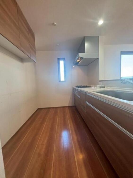 キッチン 清潔感のある対面キッチン。使い勝手の良い設備で効率よくお料理ができます。