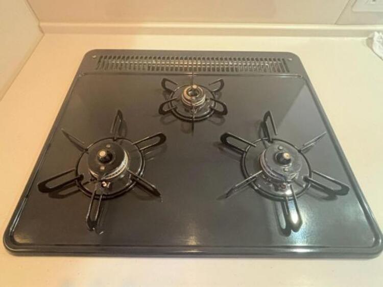 キッチン 料理の幅を拡げてくれる三口コンロの使いやすいシステムキッチンを採用。