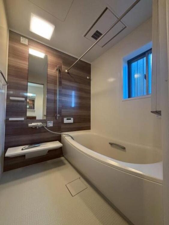 風呂 美しいツヤとなめらかな肌ざわり。水や汚れをはじき汚れにくくお掃除ラクラクの浴槽です。シャワーヘッドの位置が変えられるので使い勝手がとても良いです。