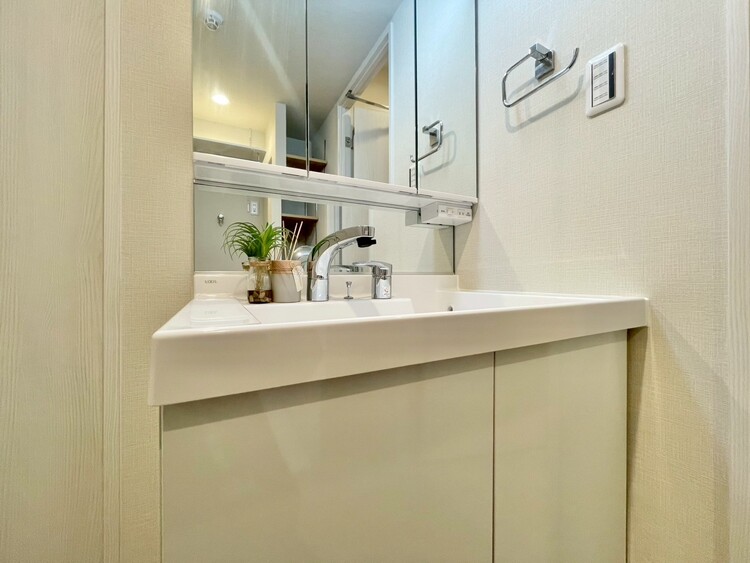 その他 清潔感を感じられる洗面化粧台。