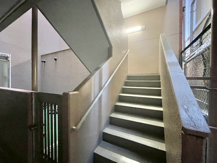 その他 共用部の階段です。明るく清潔に管理されています。