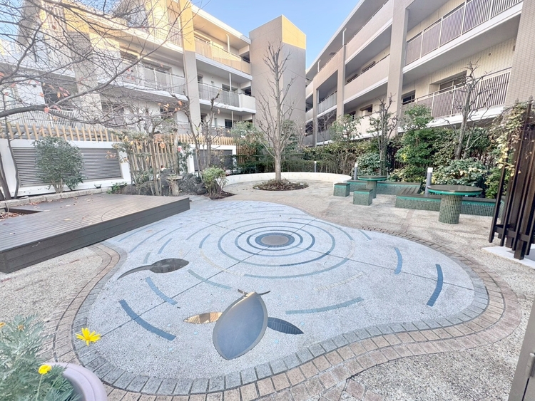 その他 マンションの敷地内には、中庭もございます。