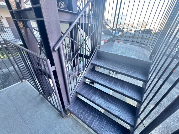 その他 共用部の階段です。明るく清潔に管理されています。