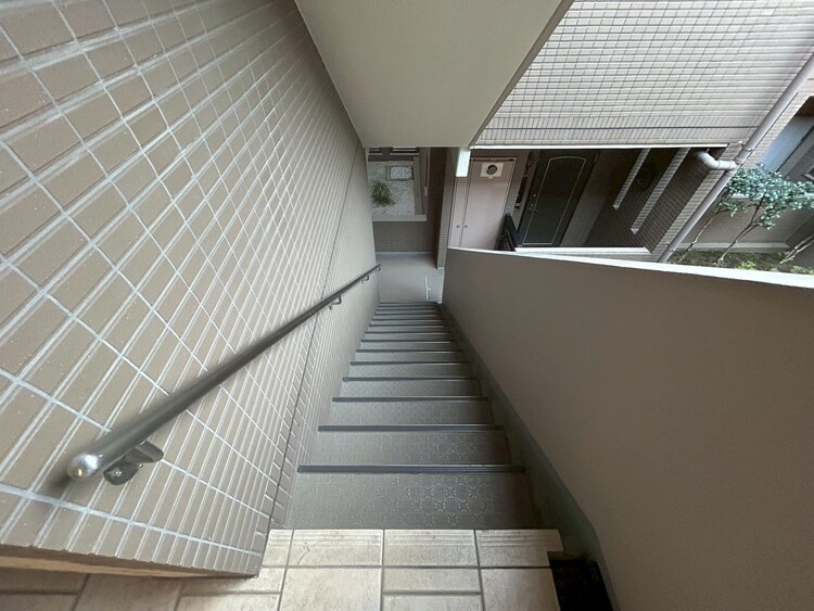 その他 共用部の階段です。明るく清潔に管理されています。