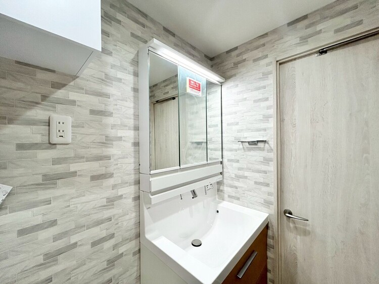 その他 清潔感を感じられる洗面化粧台。