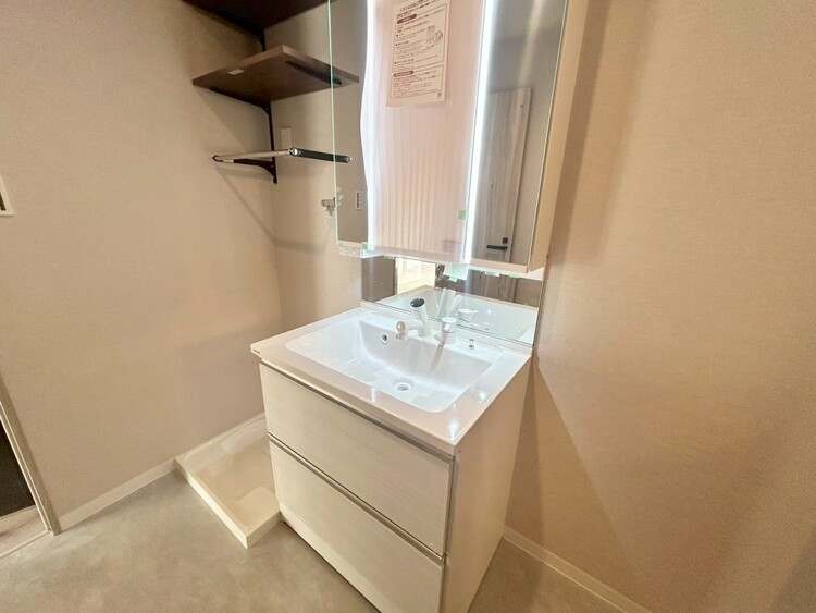 その他 清潔感を感じられる洗面化粧台。